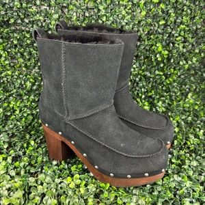UGG KOURI SUEDE SHEEPSKIN CLOG BLACK BOOTS SIZE 9 Woman